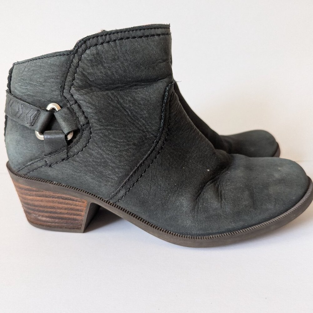 Teva black leather biker inspired heeled ankle boot with metal hardware - size 7
